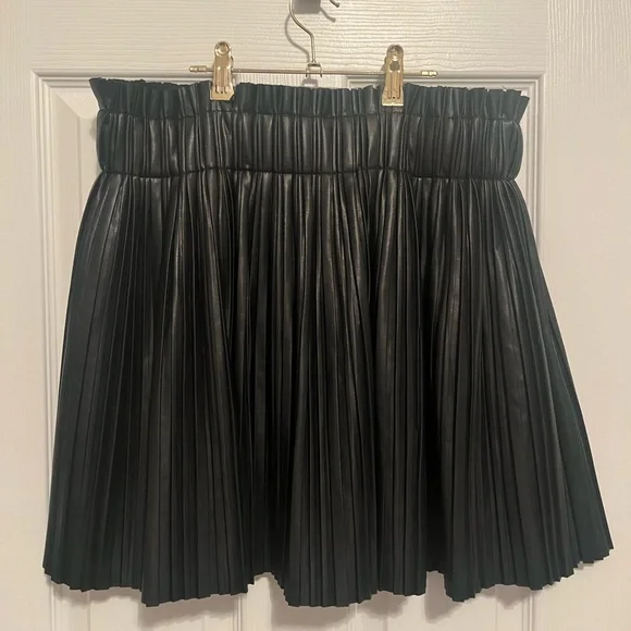 NWOT Tuckernuck Pomander Place Black Pleated Faux Leather Mini Skirt - Picture 4 of 7